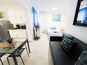 Estudio Deluxe, 1 cama de matrimonio con sofá cama, cocina, junto a la playa | Sábanas de algodón egipcio y ropa de cama de alta calidad