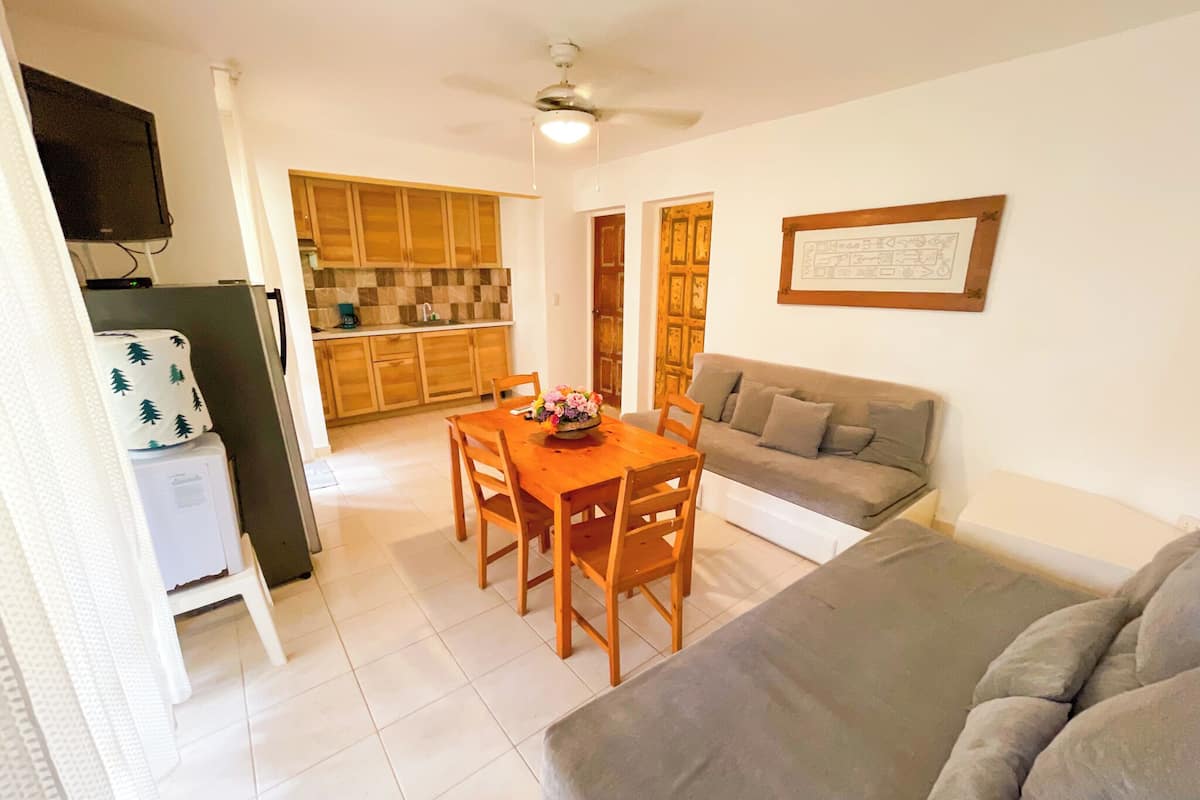 华丽套房, 2 间卧室, 使用泳池, 花园 | 私人厨房 | 冰箱、炉灶、茶具/咖啡用具、厨具/餐具