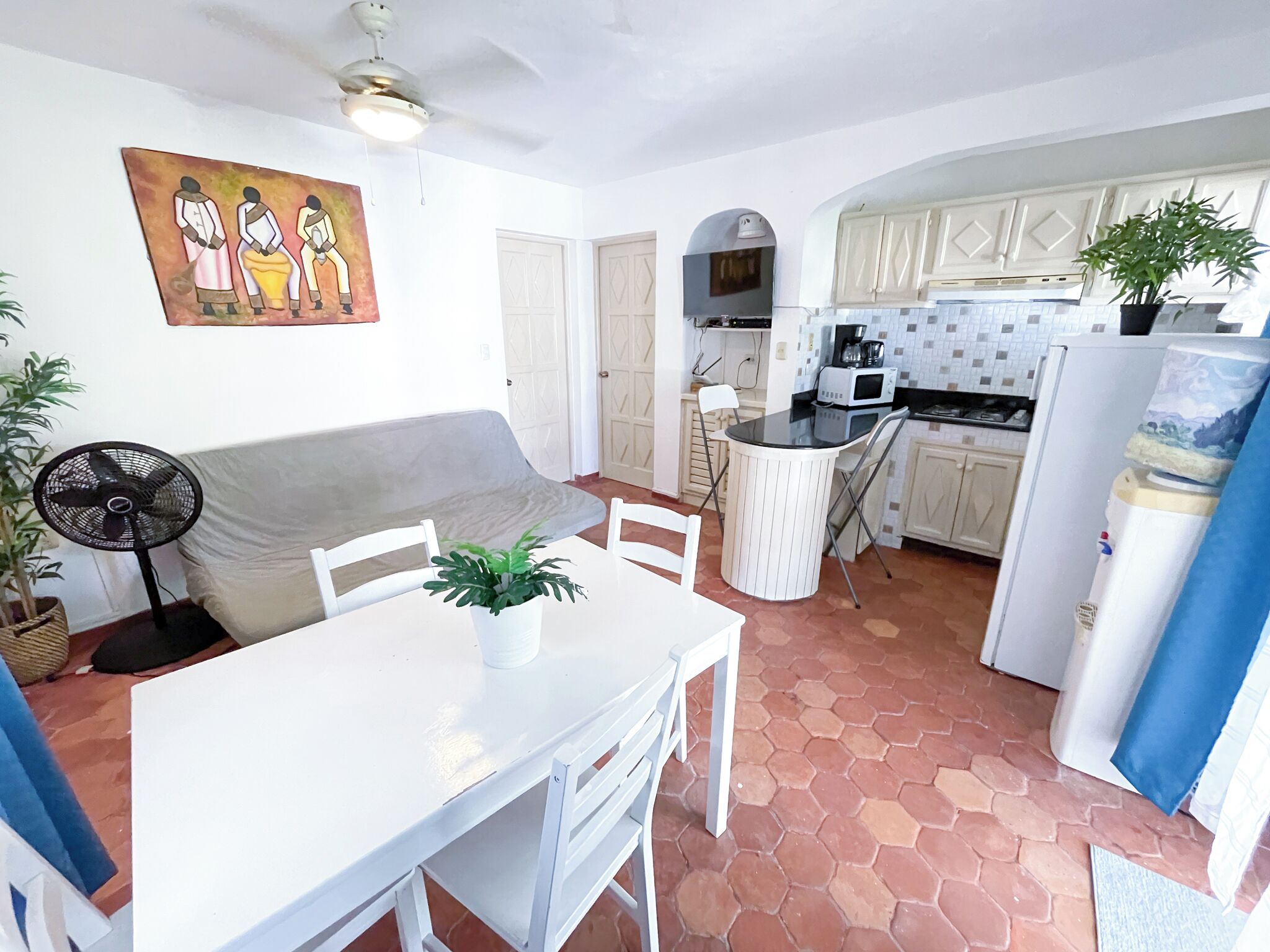 Villa Sénior, balcon, vue sur le jardin | Aire de séjour | Téléviseur ACL de 32 po avec télévision par câble