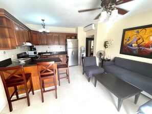 Premier-Apartment, 2 Schlafzimmer, Poolblick, Poolseite | Wohnbereich | 32-Zoll-LCD-Fernseher mit Kabelempfang