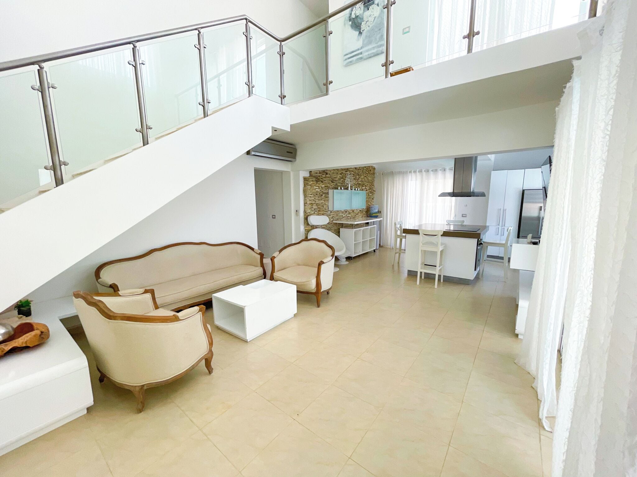 Appartement Penthouse présidentiel, 3 chambres, vue sur la piscine, au bord de la plage | Aire de séjour | Téléviseur ACL de 32 po avec télévision par câble