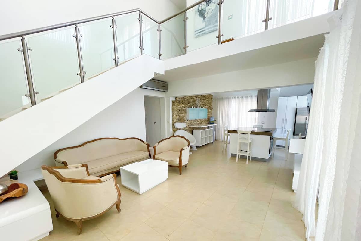 Cobertura presidencial, 3 quartos, vista para a piscina, ao lado da praia | Área de estar | TV LCD 32 polegadas com canais a cabo