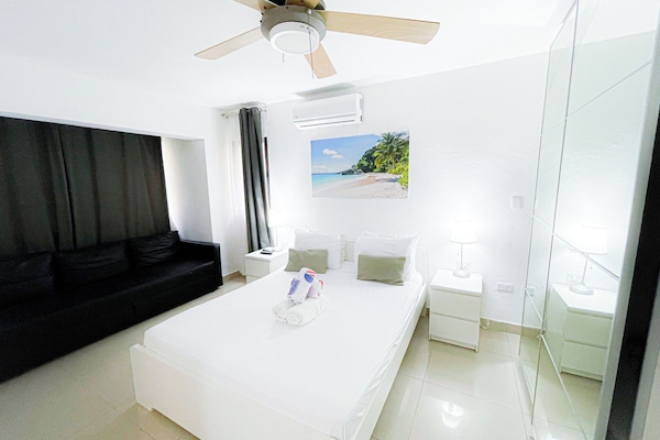 Deluxe suite, 2 slaapkamers, patio, langs het strand | Lakens van Egyptisch katoen, luxe beddengoed, donzen dekbedden