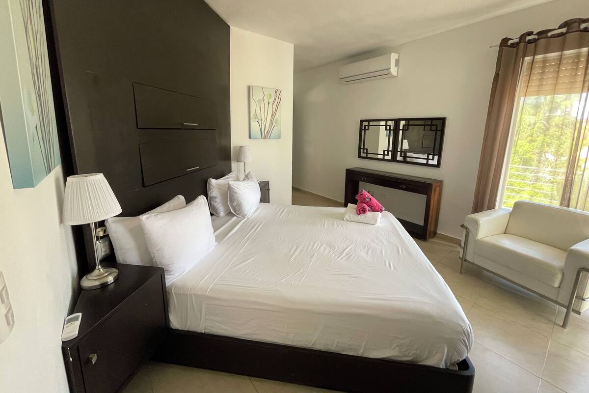 Presidential-Penthouse, 3 Schlafzimmer, Poolblick, Poolseite | Bettwäsche aus ägyptischer Baumwolle, hochwertige Bettwaren