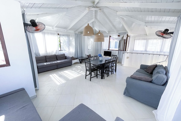 Villa Presidenziale, 2 camere da letto, terrazzo | Area soggiorno | TV LCD 32 pollici con canali via cavo