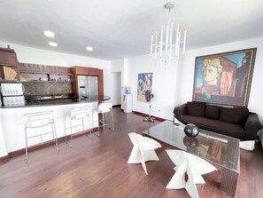 Club-Apartment, 2 Schlafzimmer, Poolzugang, Poolblick | Wohnbereich | 32-Zoll-LCD-Fernseher mit Kabelempfang