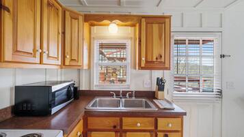 雪櫃、微波爐、焗爐、爐具