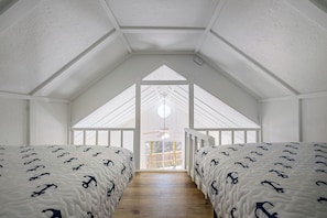 2 bedrooms, iron/ironing board, internet, bed sheets