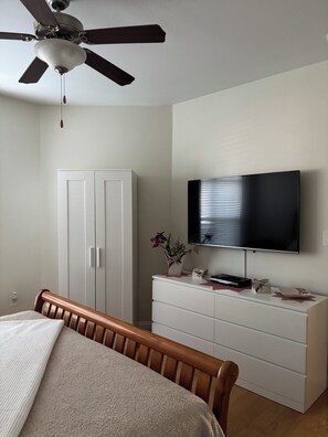 Tabla de planchar con plancha, wifi y ropa de cama 