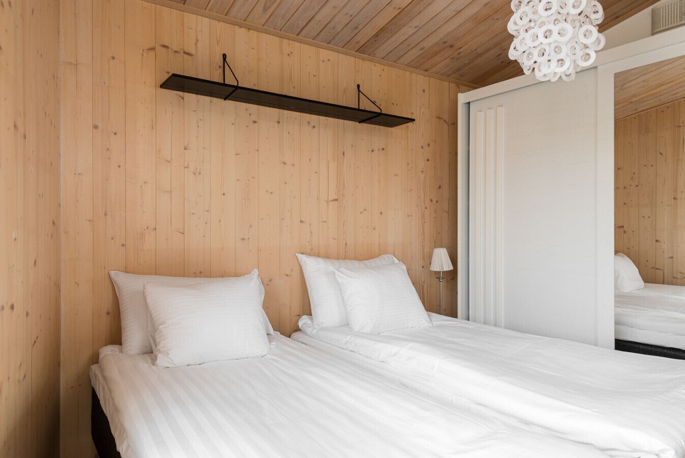 Desk, iron/ironing board, WiFi, bed sheets