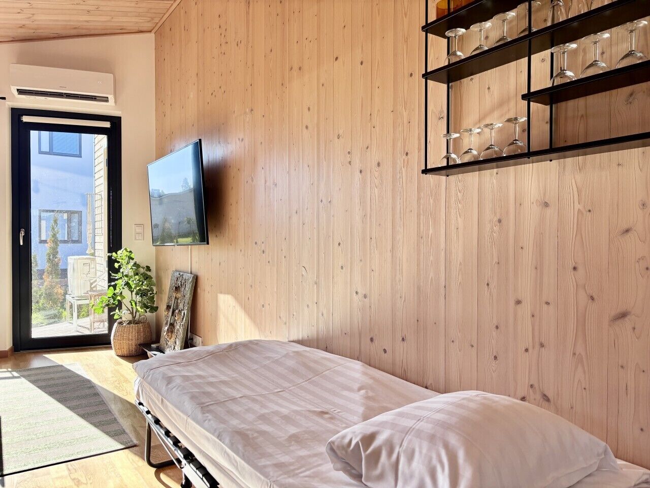 1 slaapkamer, een bureau, een strijkplank/strijkijzer, reisbedje