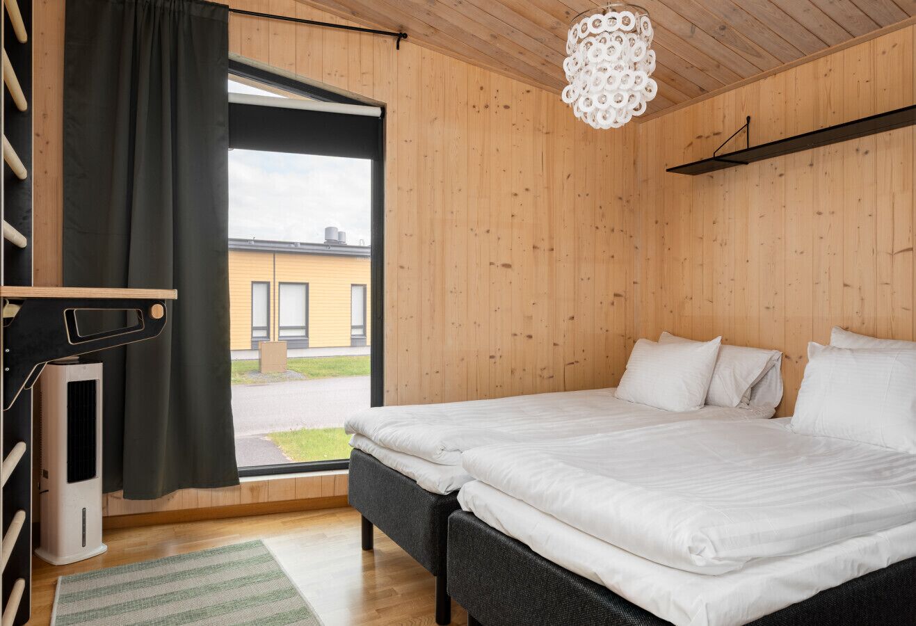 Desk, iron/ironing board, WiFi, bed sheets