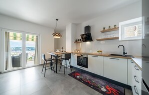 Fridge, oven, dishwasher, coffee/tea maker - Gorgeous apartment in Selca with WiFi (Selca)