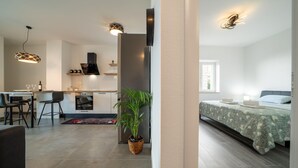 A modern apartment with a kitchen, dining area, and a bedroom. - Gorgeous apartment in Selca with WiFi (Selca)