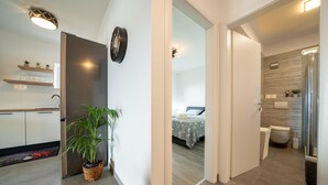 A modern hotel room with a bed, a bathroom, and a kitchenette. - Gorgeous apartment in Selca with WiFi (Selca)