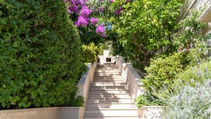 A staircase surrounded by lush greenery and flowering plants. - Gorgeous apartment in Selca with WiFi (Selca)