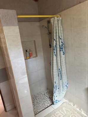 Serviettes fournies, savon, papier toilette