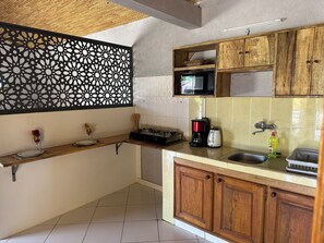 Fridge, microwave, oven, electric kettle - Charming studio in Saly with swimming pool near safari beach (Saly)