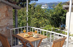 Outdoor dining - 1 bedroom beautiful apartment in Dubrovnik (Dubrovnik)