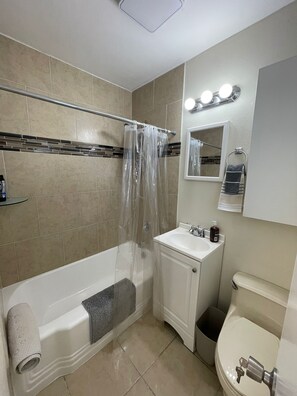 Secadora de cabello, toallas, jabón 