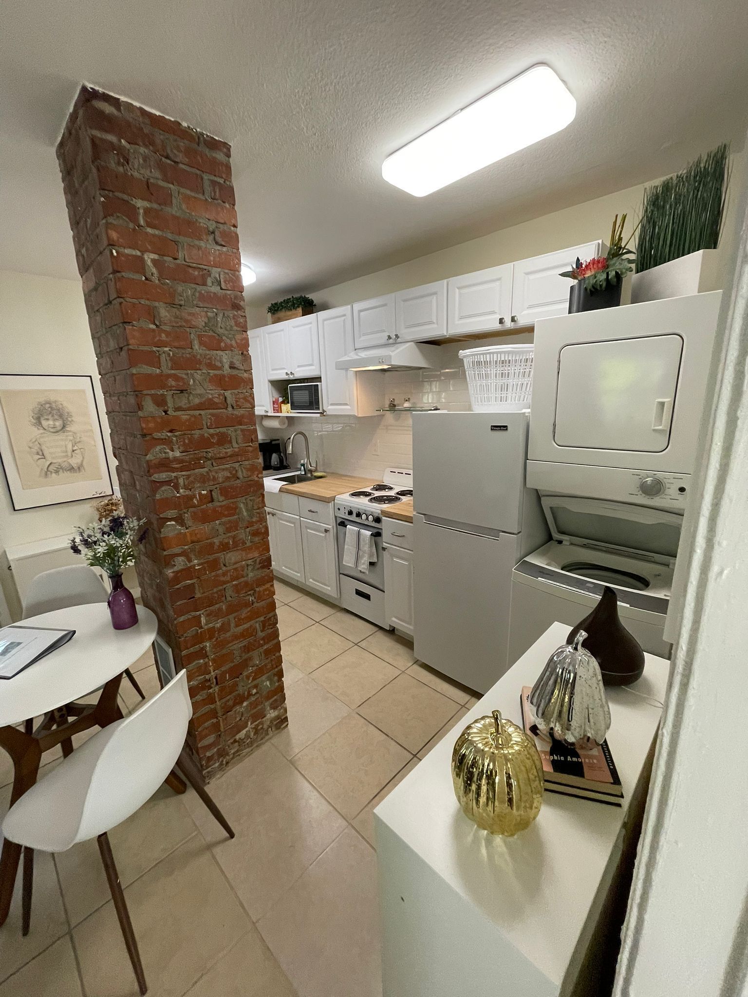 Een microgolfoven, een oven, een kookplaat