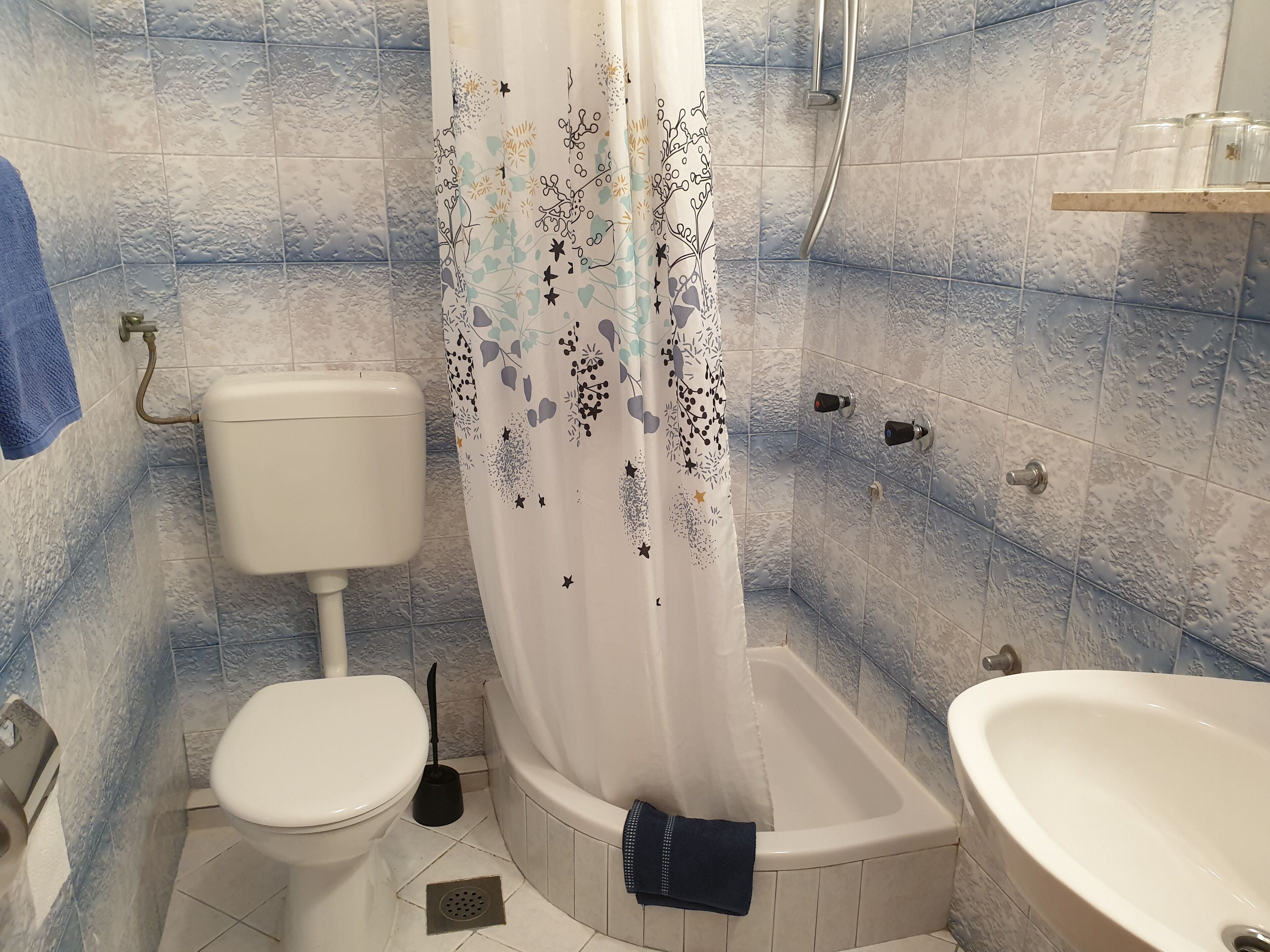 Une salle de bain avec des toilettes, une baignoire et un lavabo.
