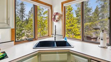 House, Multiple Beds (Poplar 23) | Private kitchen