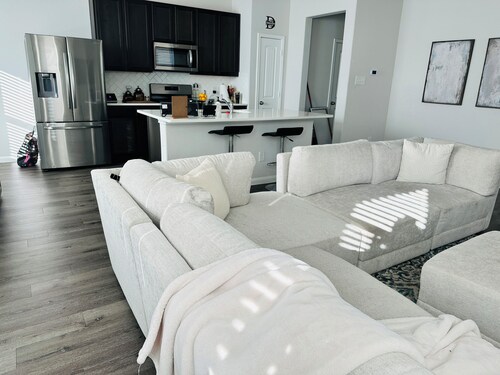 Modern Luxury Stay: 2BR, 2.5BA, Garage + Backyard