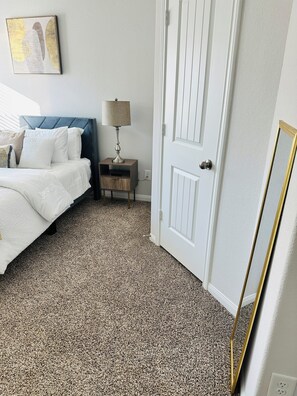 2 habitaciones, tabla de planchar con plancha, wifi y ropa de cama 