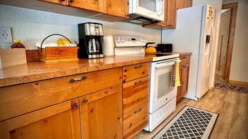 House, Multiple Beds (Towhee 1) | Private kitchen