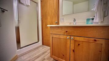 House, Multiple Beds (Towhee 1) | Bathroom