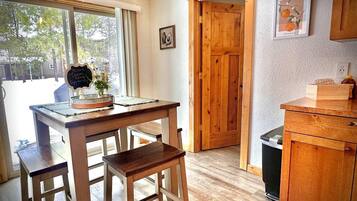 House, Multiple Beds (Towhee 1) | Dining