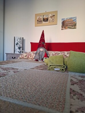 1 Schlafzimmer, Zimmersafe, Schreibtisch, Bügeleisen/Bügelbrett