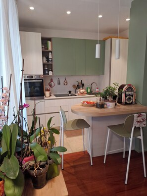 Fridge, microwave, oven, stovetop - Nani's Rome House • Colosseum • Trastevere & Aeroporto (Roma)