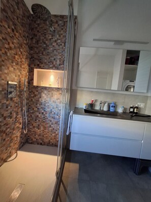Shower, hair dryer, bidet, towels - Nani's Rome House • Colosseum • Trastevere & Aeroporto (Roma)