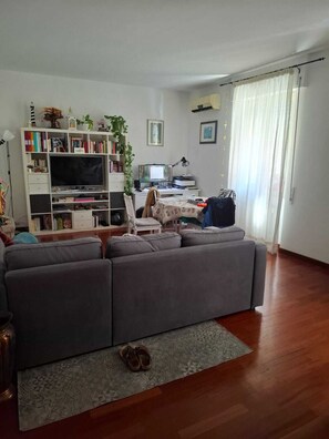 Smart TV, books - Nani's Rome House • Colosseum • Trastevere & Aeroporto (Roma)