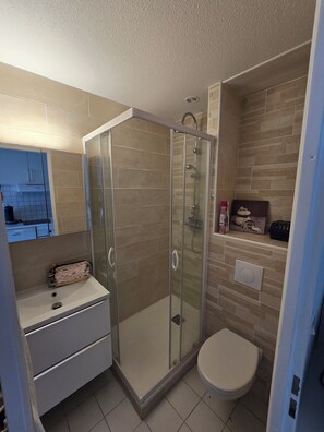 Shower, toilet paper - Quiet T2 with pool! (Agde)