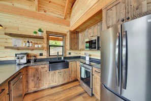 Kühlschrank, Mikrowelle, Herdplatte, Geschirrspüler