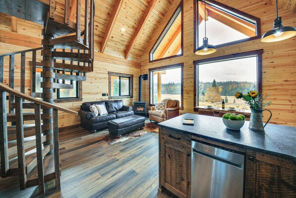 Fernseher, Kamin, Bücher