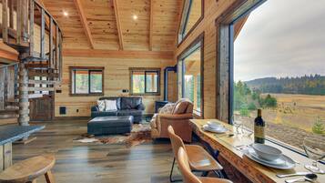 Een televisie, een open haard en boeken