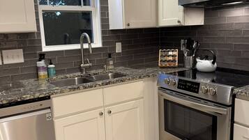 Micro-ondes, four, plaque de cuisson, lave-vaisselle