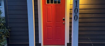 Families or groups! 6 guests! A downtown cottage, convenient to major highways