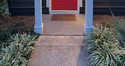 Families or groups! 6 guests! A downtown cottage, convenient to major highways