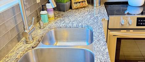 Mikroaaltouuni, uuni, liesi, astianpesukone