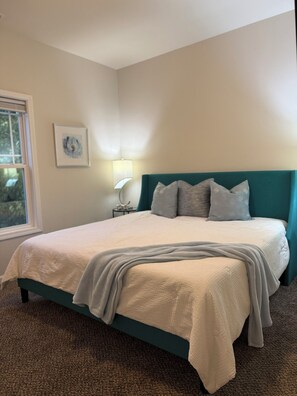 3 عدّة غرف نوم وخدمة الإنترنت وملاءات أسرّة