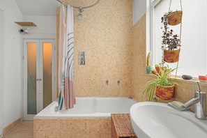 Towels - Spacious & Characterful Victorian 1-bedroom flat in London (London)
