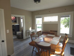 Dining - Cozy 3 bedroom Farmhouse in Delaware Ohio, On the Golf Course. Near OWU! (Delaware)