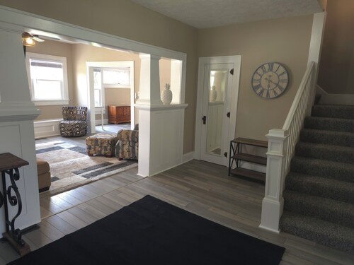 Cozy 3 bedroom Farmhouse in Delaware Ohio, On the Golf Course. Near OWU!