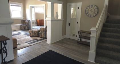 Cozy 3 bedroom Farmhouse in Delaware Ohio, On the Golf Course. Near OWU!