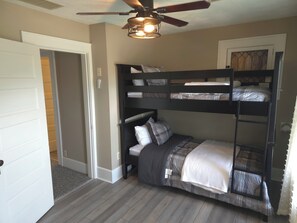 3 bedrooms, internet, bed sheets - Cozy 3 bedroom Farmhouse in Delaware Ohio, On the Golf Course. Near OWU! (Delaware)